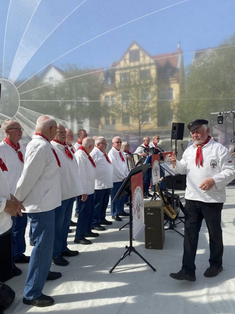 Der Seemanns-Chor Hannover singt maritime Lieder im Städtoskoop auf dem Fiedelerplatz