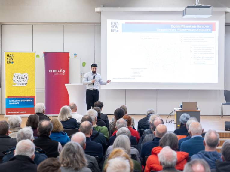 Ein Saal voller Menschen, die einem Vortrag zuhören.