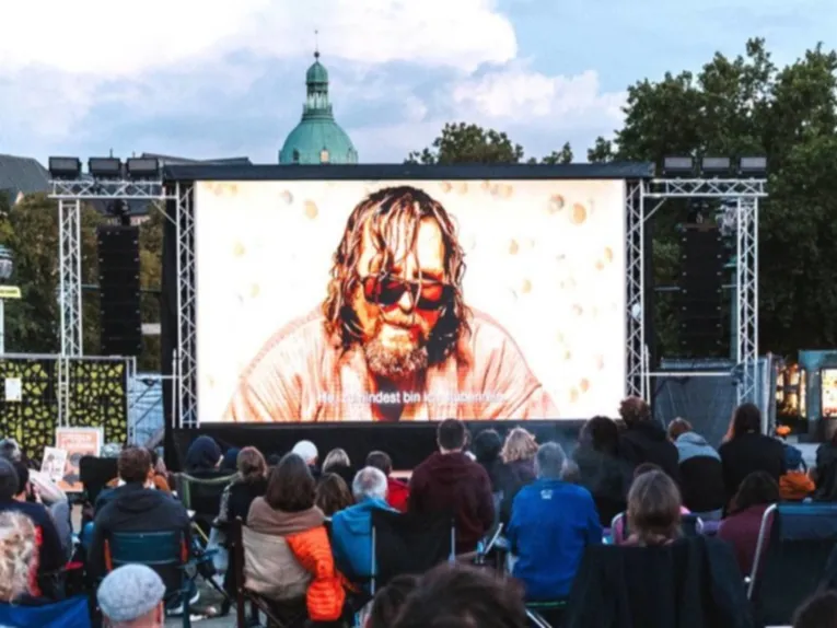 Open-Air-Kino auf dem Opernplatz