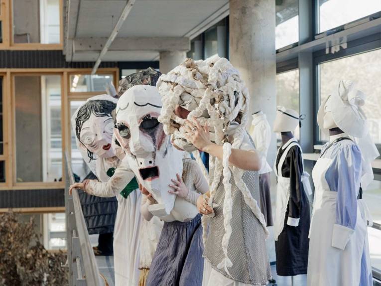 Menschen mit Masken