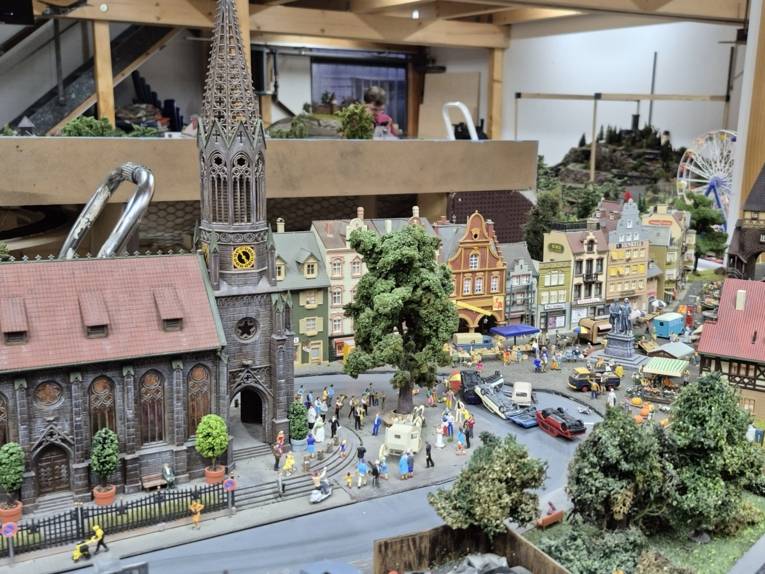 Zu sehen ist eine Modelleisenbahn-Installation.