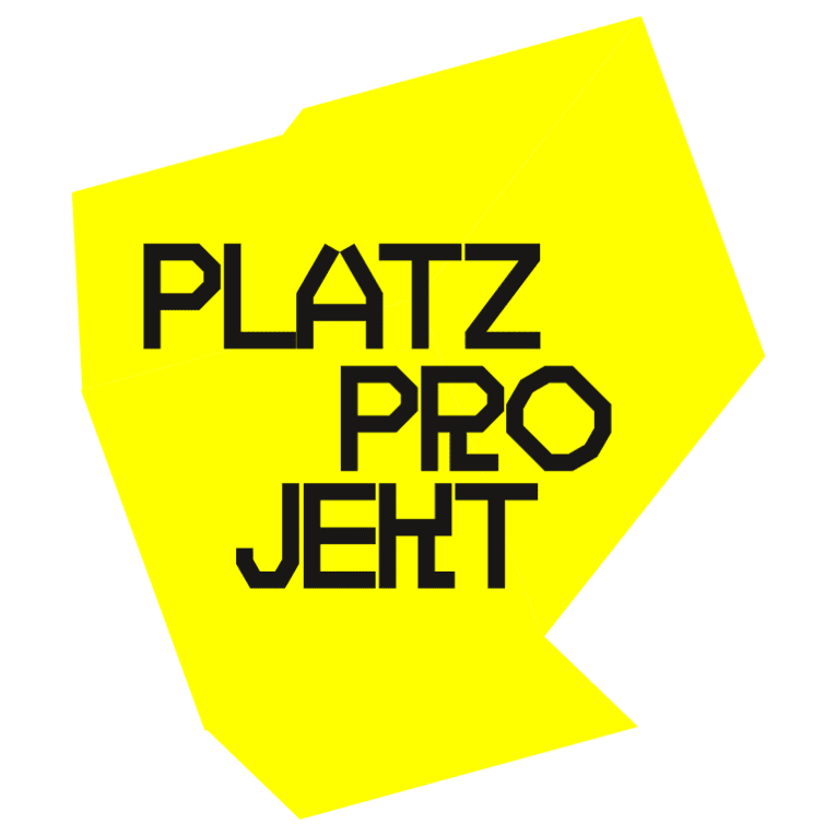 Ein Logo: Eine gelbe, viel-eckige Fläche mit der Aufschrift "Platzprojekt"