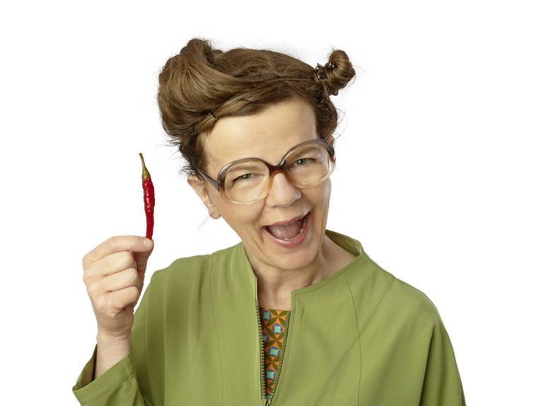 Eine Frau in einem bunten Kostüm