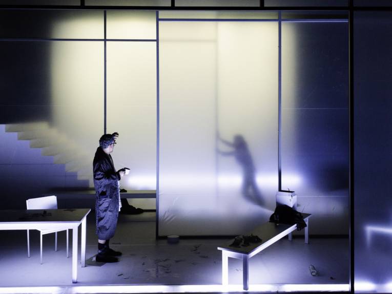 Max Landgrebe und Johanna Wieking auf einer Bühne.