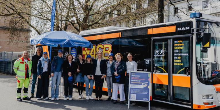 Personengruppe vor einem Bus