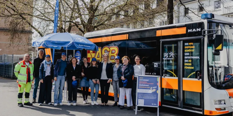 Personengruppe vor einem Bus