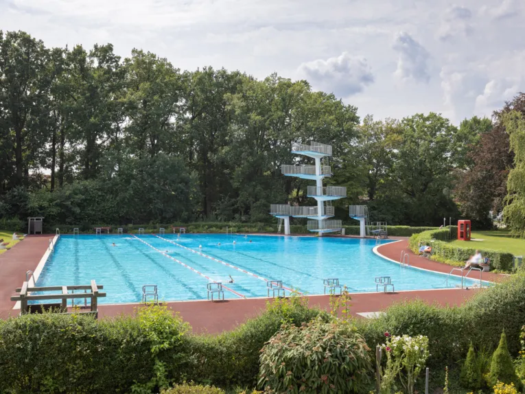Schwimmbecken mit Sprungturm