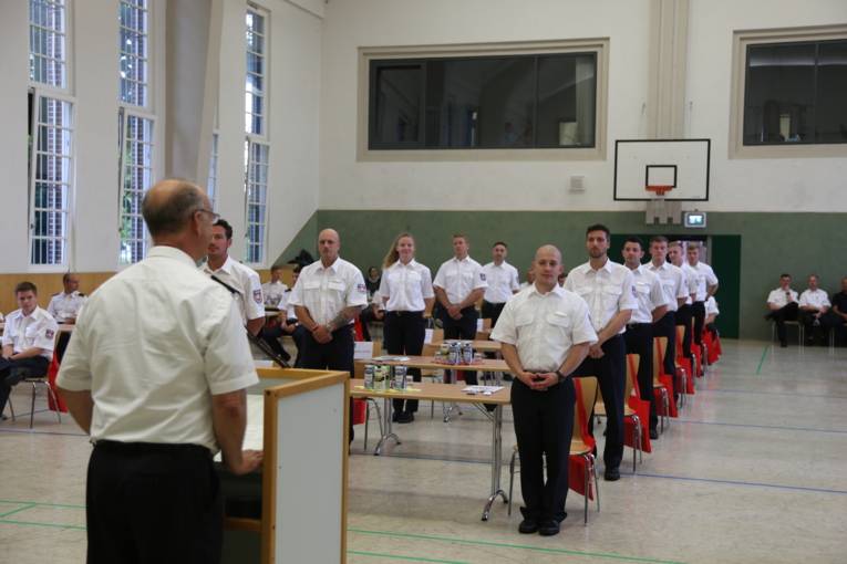 Bilder von Begrüßung und Vereidigung der neuen Azubis der Feuerwehr Hannover.