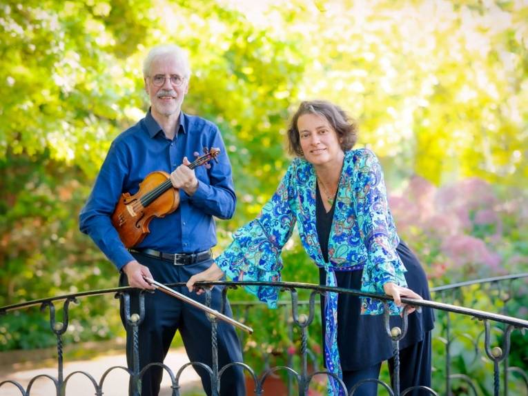 Eine Frau und ein Mann mit Violine.