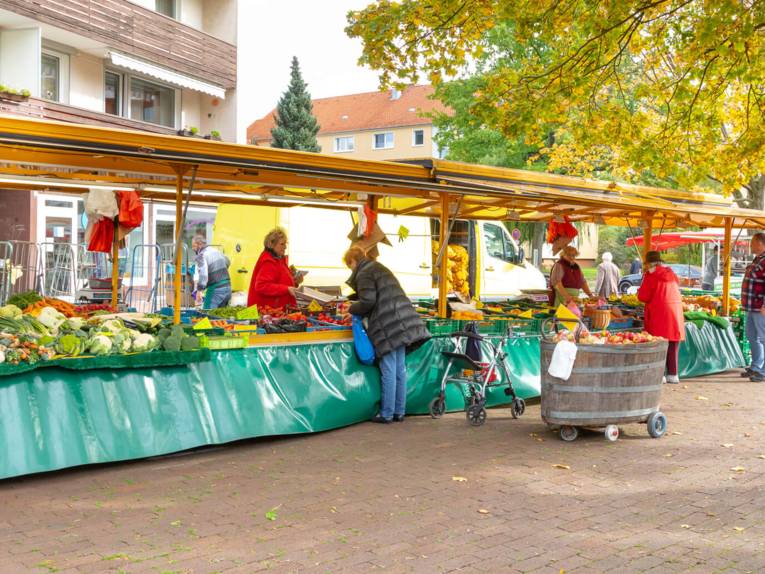 Kundschaft auf dem Wochenmarkt in der Bussestraße/Guerickestraße