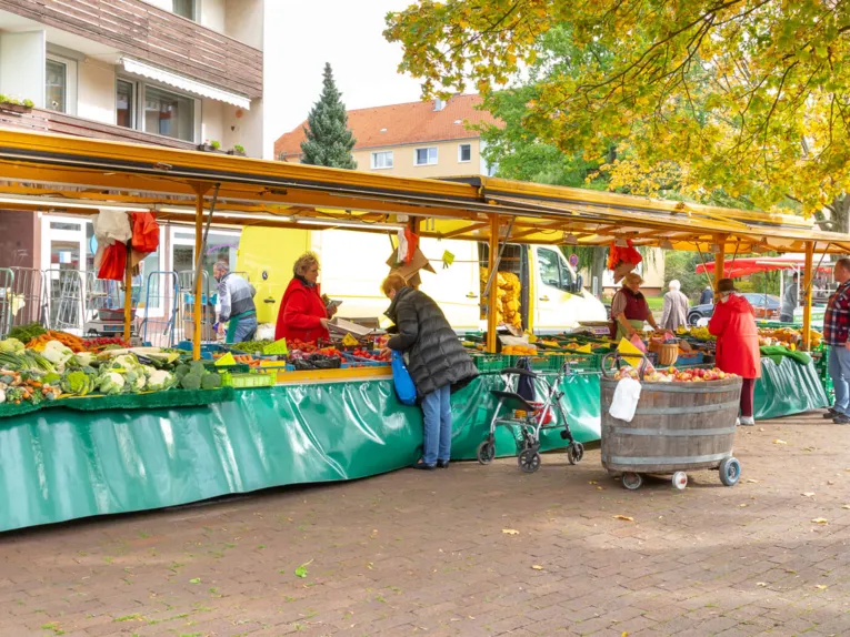 Kundschaft auf dem Wochenmarkt in der Bussestra&szlig;e/Guerickestra&szlig;e