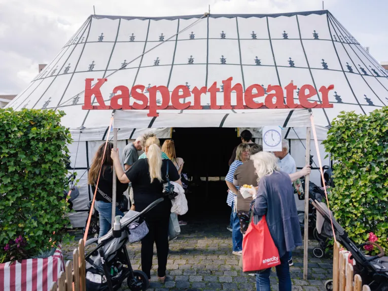 Ein Kasperletheater von außen.