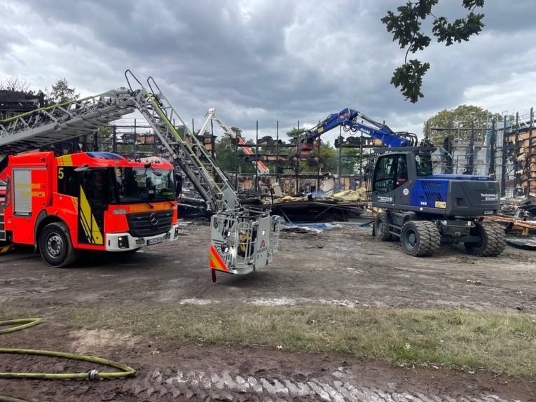 THW und Feuerwehr räumen Ruine zusammen