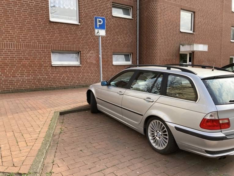Auto steht auf einem Behindertenparkplatz ohne Bordsteinabsenkung