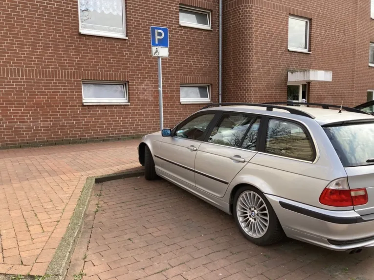 Auto steht auf einem Behindertenparkplatz ohne Bordsteinabsenkung