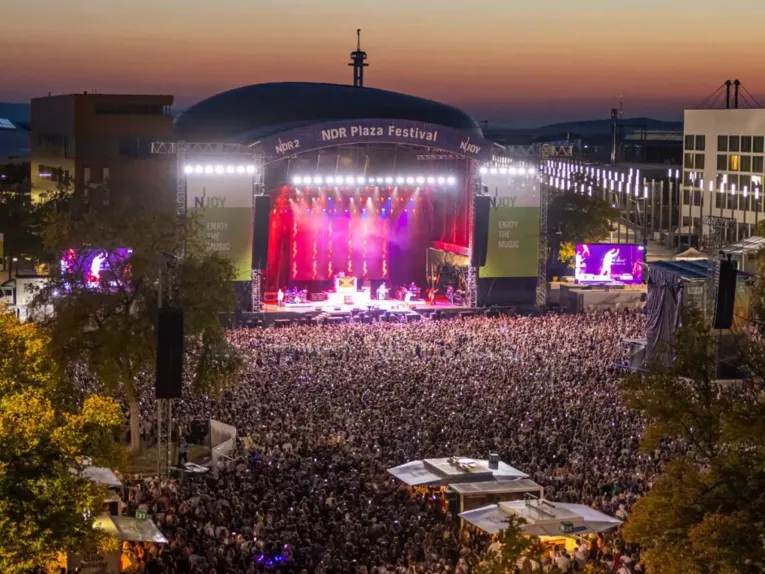 Menschenmassen auf der Expo-Plaza vor der Bühne des NDR Plaza Festivals