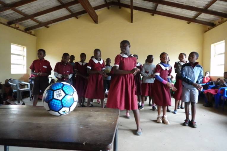 Schüler*innen des Wildlife Clubs der Chimwankhunda Primary School begrüßen die Gäste mit Gesang und Tanz.