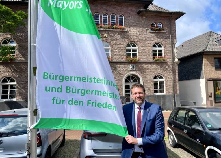 Schwalmtal - Bürgermeister der Gemeinde Schwalmtal, Andreas Gisbertz, vor der Mayors for Peace Flagge
