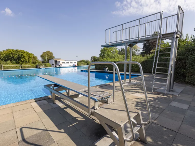 Schwimmbecken mit zwei Sprungm&ouml;glichkeiten