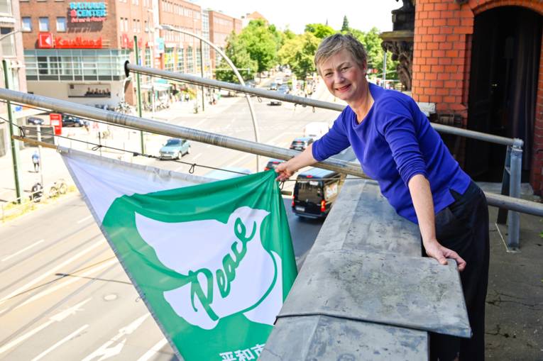 Bezirksbürgermeisterin Dr. Cordelia Koch präsentiert die Flagge im Bezirksamt Pankow von Berlin