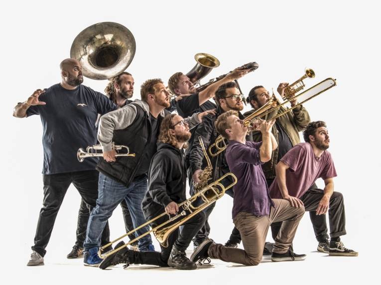 Zu sehen ist die Hip Hop-Soul-Brass Band Bullhorn mit ihren Blasintrumenten.