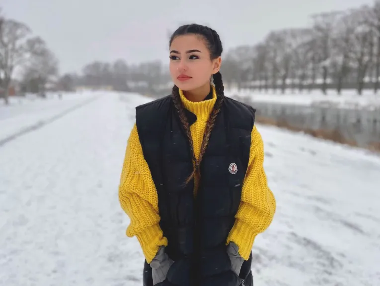 Person in einem Winteroutfit.