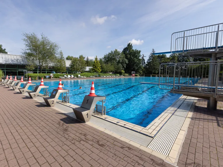 Startbl&ouml;cke am Schwimmbecken