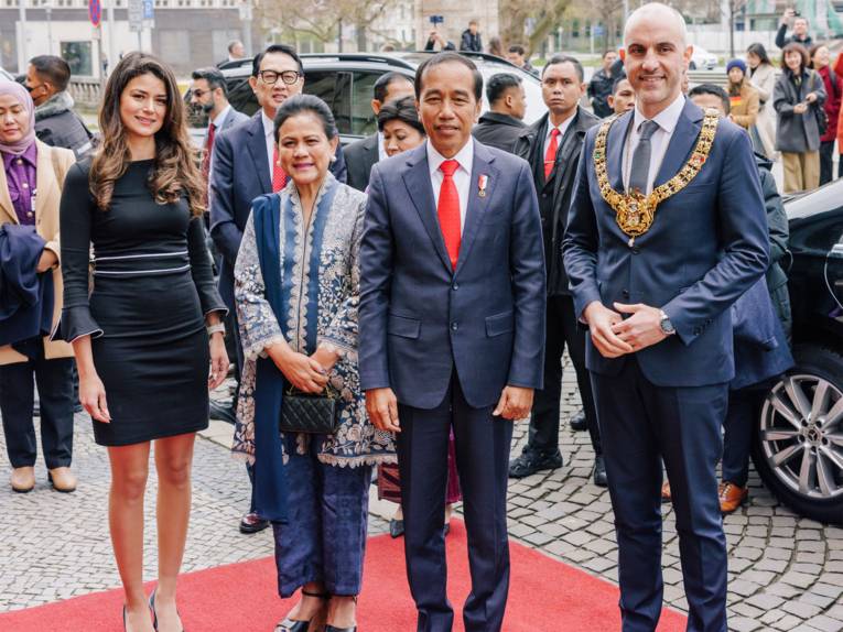 Gruppenfoto: Oberbürgermeister Belit Onay mit Ehefrau und der indonesische Staatspräsident mit seiner Ehefrau.