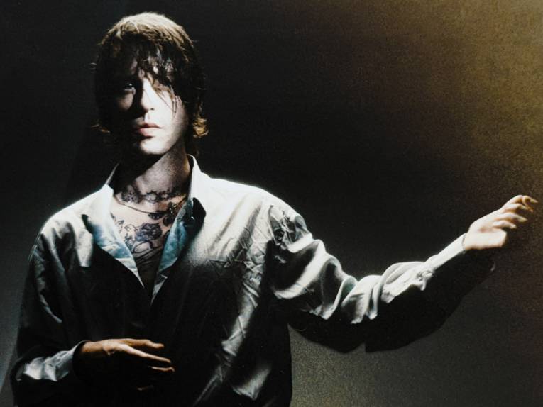 Der Musiker in der Pose eines Gitarristen