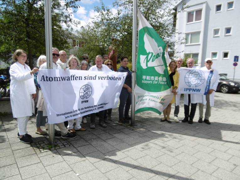 Landsberg - Oberbürgermeisterin Doris Baumgartl mit der örtlichen IPPNW Gruppe