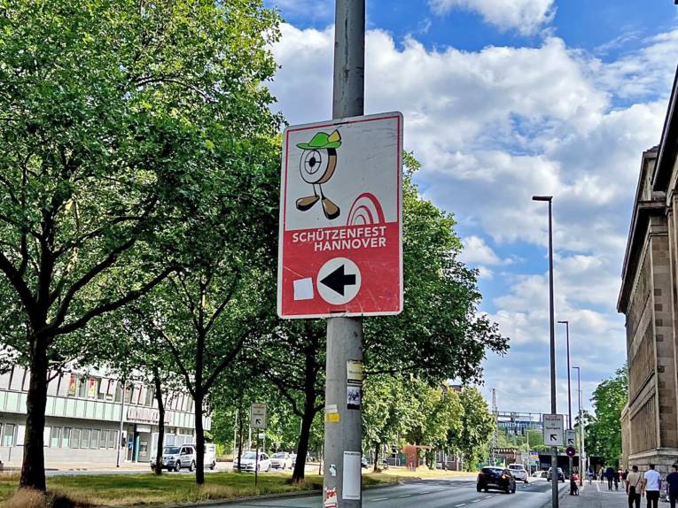 Ein Schild mit einem Wegweiser zum Schützenfest