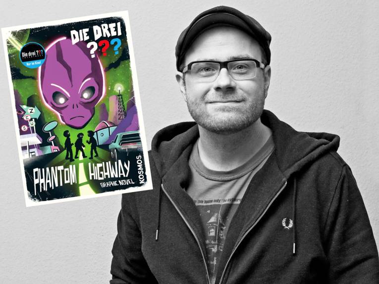 Das Bild  zeigt einen Mann mit Cape und Brille. Links in der Ecke ist das Cover des Comics