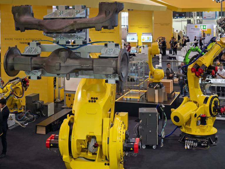 Industrieroboter in einer Messehalle
