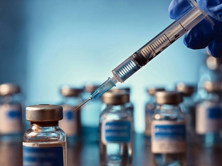 Spritze und Fläschchen.