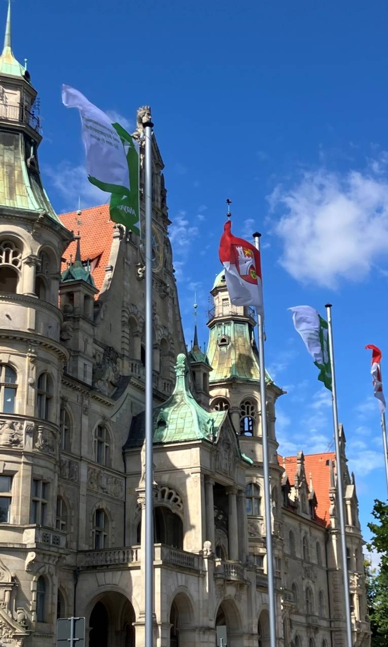 Vor dem Neuen Rathaus Hannover weht die Flagge der Mayors for Peace