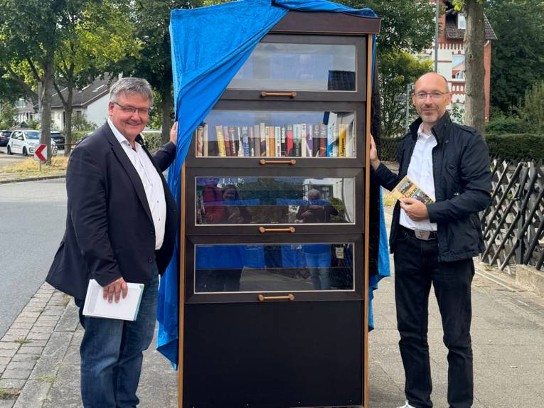 Feierliche Enthüllung am Bücherschrank.