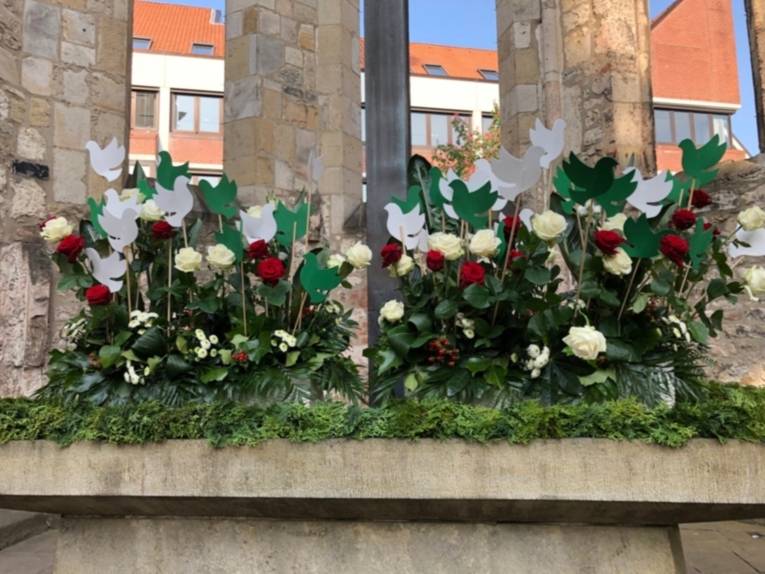 Auf dem Bild sind abgelegte Blumensträuße zu sehen.