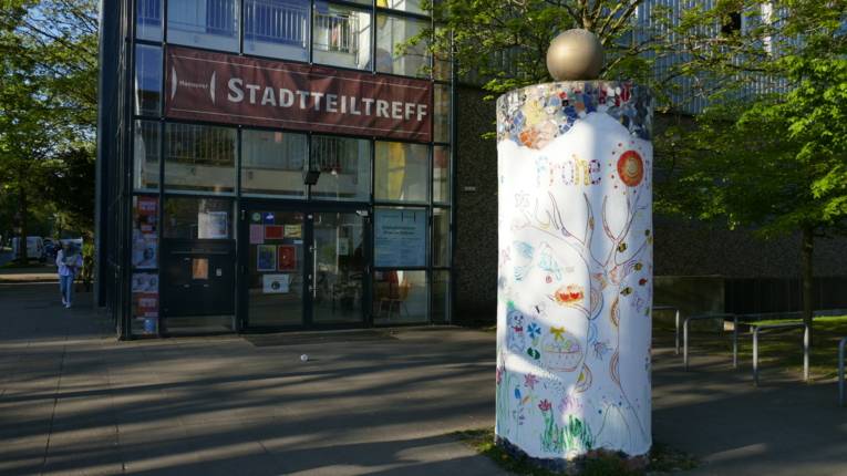 Am Eingang vom Stadtteiltreff Sahlkampo steht eine Litfaßsäule