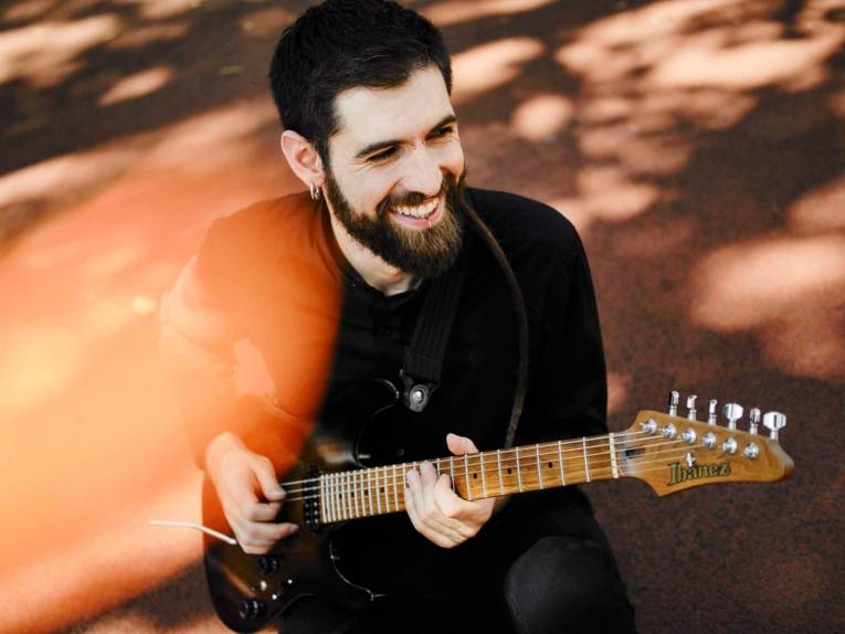 Mann mit E-Gitarre