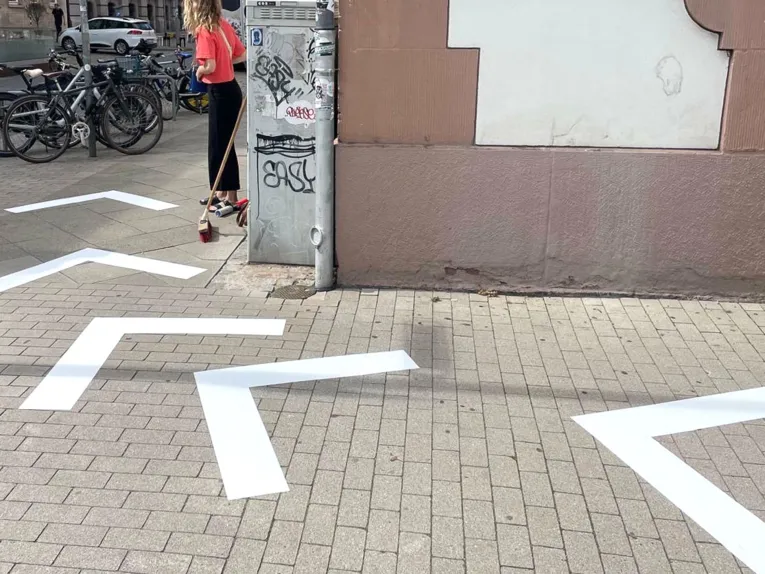 Damit das Pilotprojekt "Kulturdreieck" in der Innenstadt Hannovers m&ouml;glichst viele Menschen erreicht, wurde f&uuml;r den &ouml;ffentlichen Raum ein flexibles Gestaltungssystem entwickelt.
