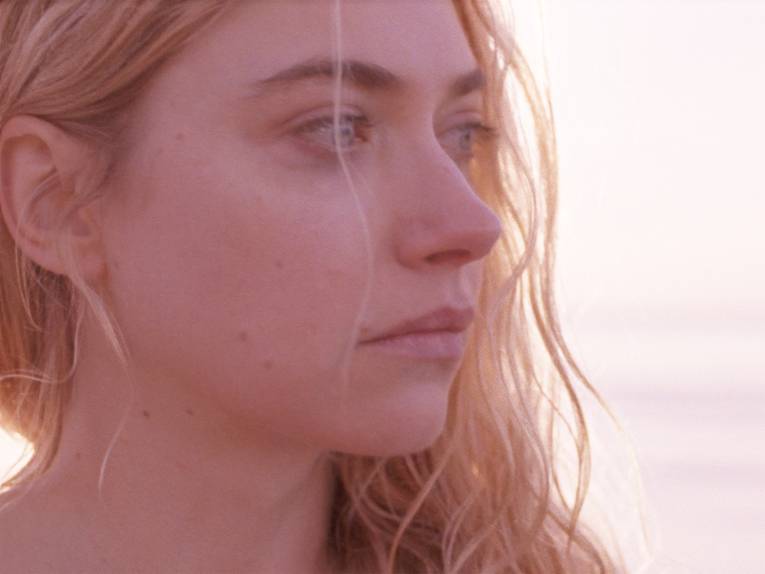 eine blonde Frau im Profil