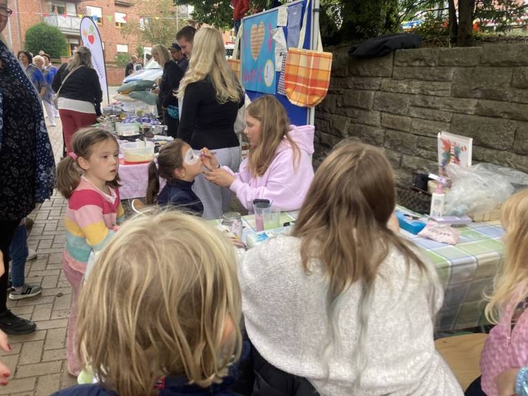 Kinder werden geschminkt