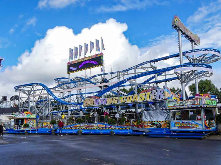 Ein Fahrgeschäft auf einem Volksfest.