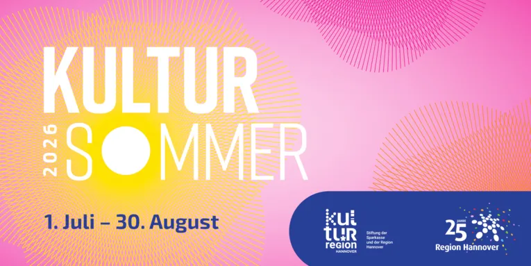 Eine Grafik zeigt verschiedene Infos zum Kultursommer 2026 und Logos der Mitwirkenden.