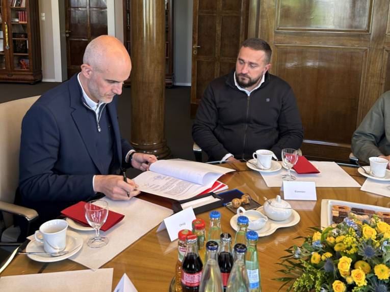 Unterschrift Absichtserklärung Jugendpolitik