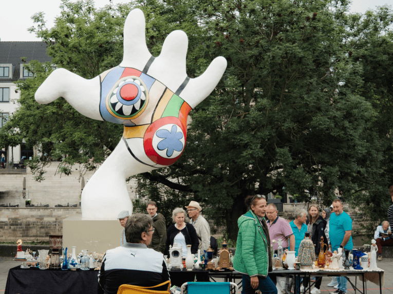 Menschen am Stand beim Altstadtflohmarkt in Hannover