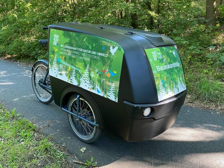 Ein E-Lastenrad. Vorne steht "Baumkontrolle".