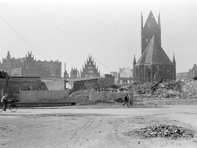 Zerstörtes Hannover-Mitte von der Georgstraße ausgesehen. Im Hintergrund die Marktkirche. Foto von Willy Bartmer, 1948