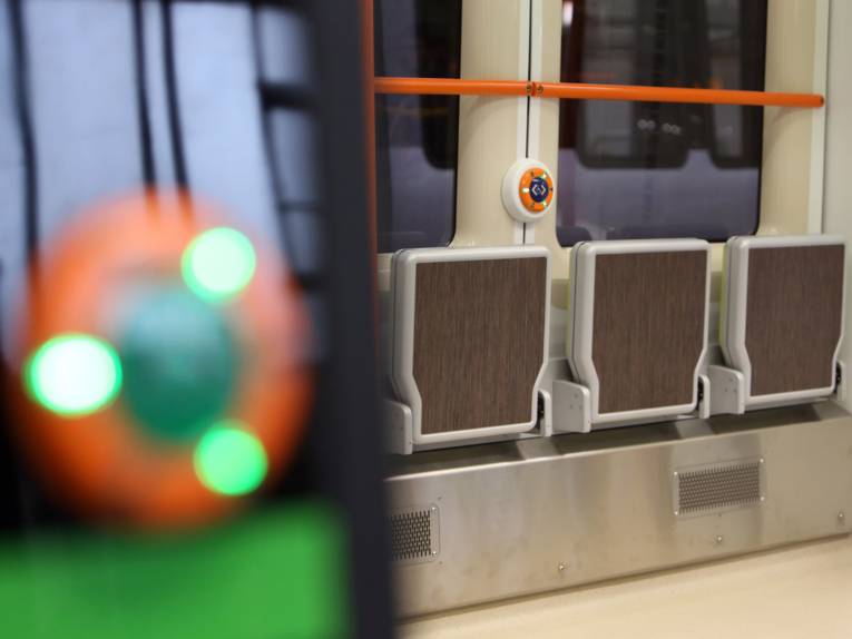 Einblick von außen in den TW 3000, Klappsitze und orangene Haltestange