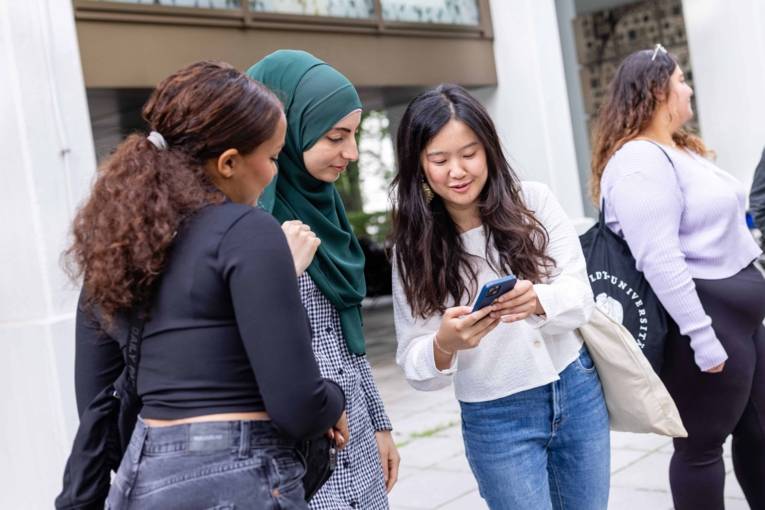 Drei Frauen im Gespräch